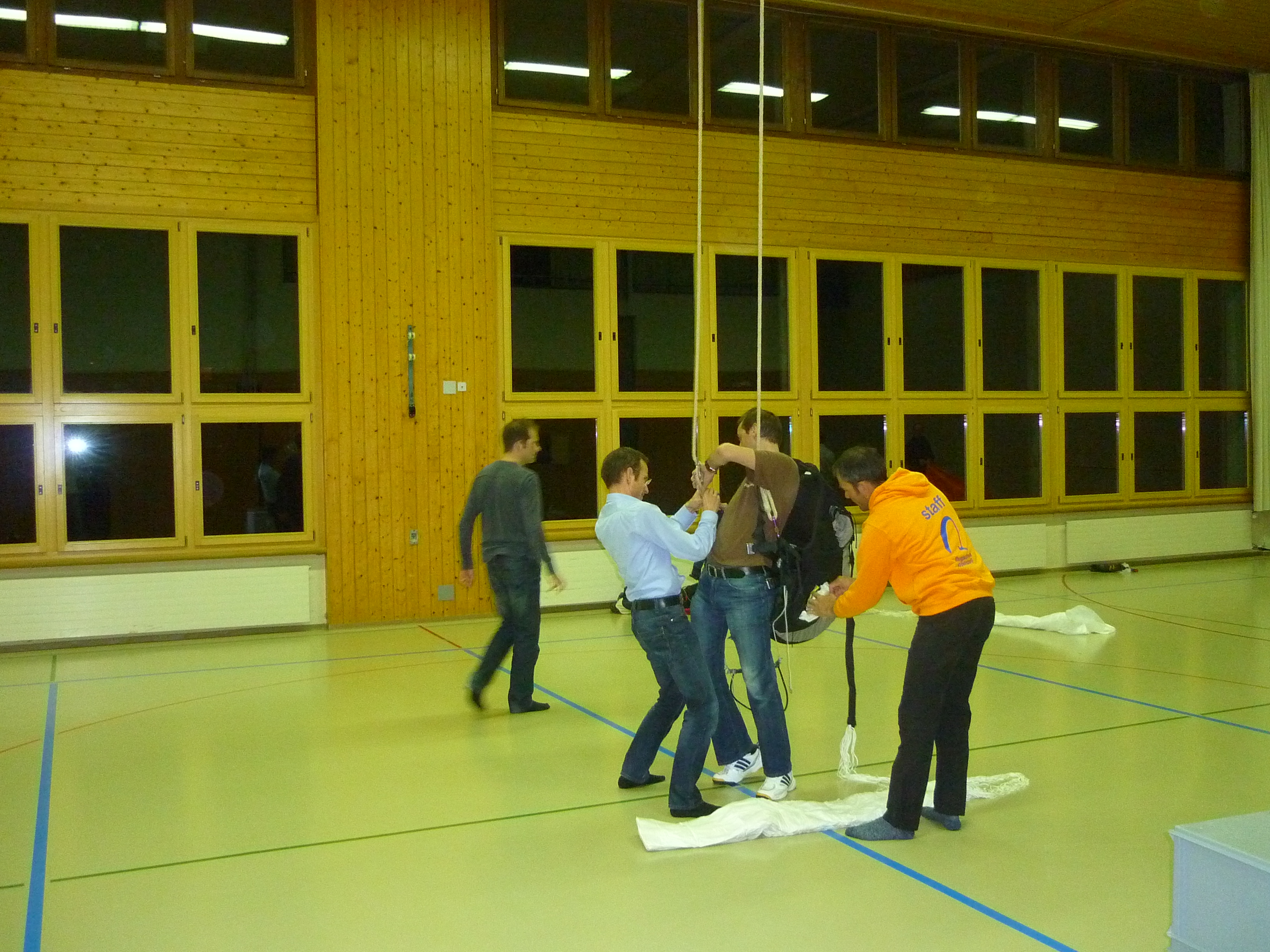 bringt ihm einen stuhl bringt ihm einen stuhl